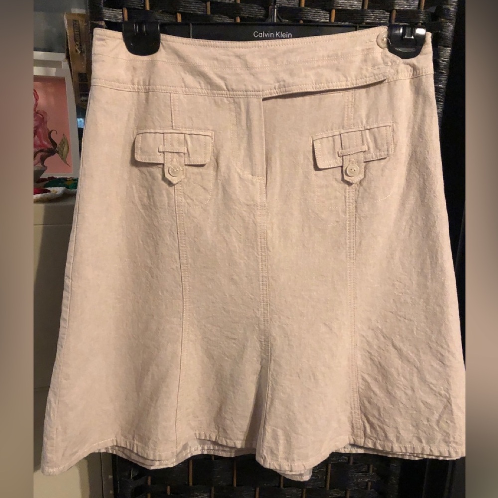 Beige A-Line Linen Skirt with Buttoned Pockets
Brand: Reitmans